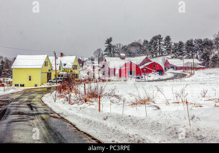 Ancienne ferme de la Nouvelle Angleterre sur une route de campagne sinueuse en hiver avec de la neige au sol à Lisbonne, NH, USA. Banque D'Images