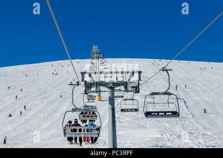 Skieurs sur un remonte-pente.belle journée sur la neige, sur une piste de ski. Nom de piste est Platoto. Banque D'Images