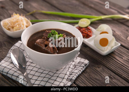 Boeuf traditionnel indonésien. Rawon soupe noire Banque D'Images