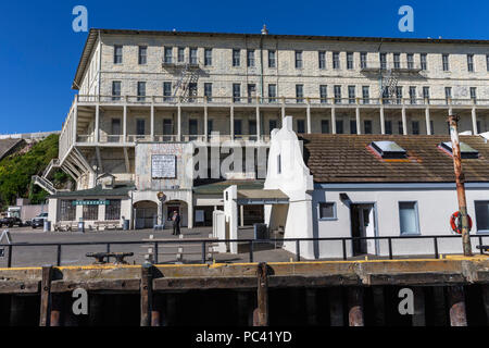 Attendent les touristes, les guides de l'île d'Alcatraz, San Francisco, Californie, États-Unis d'Amérique, samedi, 02 juin, 2018. Banque D'Images