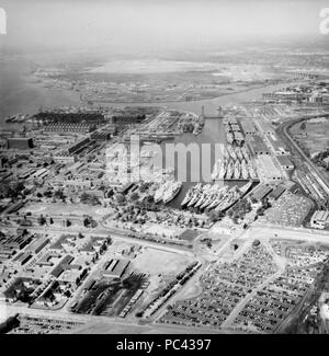 Vue aérienne du chantier naval de Philadelphie du bassin de réserve le 19 mai 1955 Banque D'Images