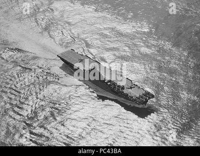 Vue aérienne de l'USS Yorktown (CV-10) en cours en mer en 1943 Banque D'Images