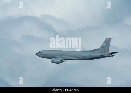 Un KC-135 Stratotanker avec la 121e Escadre de ravitaillement en vol, de l'Ohio vole dans le ciel le 27 juillet 2018. La réunion a été Stratotanker un C-5 Galaxy à partir de Dover Air Force Base, Texas pour faire une transformation en exercice. (U.S. Photo de la Garde nationale aérienne d'un membre de la 1re classe Tiffany UN Emery) Banque D'Images