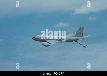 Un KC-135 Stratotanker avec la 121e Escadre de ravitaillement en vol, de l'Ohio vole dans le ciel le 27 juillet 2018. La réunion a été Stratotanker un C-5 Galaxy à partir de Dover Air Force Base, Texas pour faire une transformation en exercice. (U.S. Photo de la Garde nationale aérienne d'un membre de la 1re classe Tiffany UN Emery) Banque D'Images