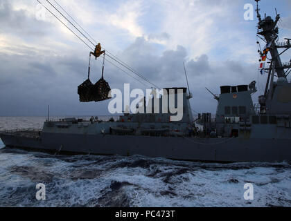 180717-N-OH262-0717 de l'OCÉAN PACIFIQUE (Juillet 17, 2018) La Mission de l'équipement essentiel est livré à partir du navire de munitions à cargaison sèche USNS Carl Brashear (T-AKE 7) à l'destroyer lance-missiles USS Preble (DDG 88) lors d'un ravitaillement en mer en cours, le 17 juillet. Les deux navires étaient en mer de rési dans le Rim of the Pacific (RIMPAC) exercice 2018. (U.S. Navy photo de Bill Mesta/libérés) Banque D'Images