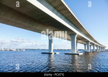 Stuart Florida, St. Rivière Saint Lucie, route 1 Pont fédéral Roosevelt, pont segmentaire en béton, colonne de support, eau, vue de sous-soigné Banque D'Images