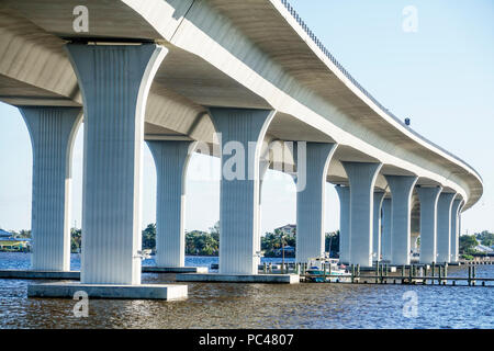 Stuart Florida, St. Rivière Saint Lucie, route 1 Pont fédéral Roosevelt, pont segmentaire en béton, colonne de support, eau, vue de sous-soigné Banque D'Images