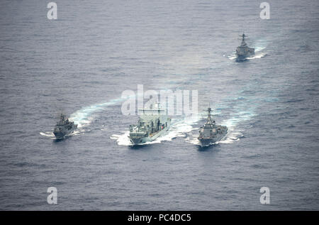 180729-N-LI768-1183 de l'OCÉAN PACIFIQUE (Juillet 29, 2018) - à partir de la gauche, la Royal New Zealand Navy frigate HMNZS Te Mana (F111), Gendarmerie royale du navire MV Astérix et les missiles de l'USS Dewey (DDG 105) conduite d'un ravitaillement en mer comme les missiles guidés USS Preble (DDG 88) voiles derrière même en participant à l'exercice Rim of the Pacific (RIMPAC). Vingt-cinq nations, 46 navires, 5 sous-marins, et d'environ 200 avions et 25 000 personnes participent à l'EXERCICE RIMPAC du 27 juin au 2 août dans et autour des îles Hawaï et la Californie du Sud. La larg Banque D'Images