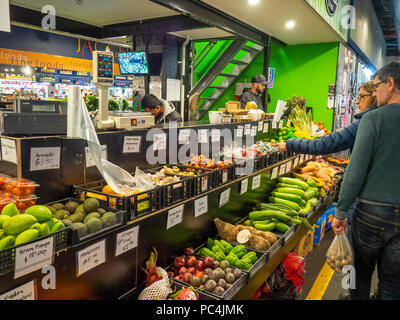 Quelques achats dans une épicerie de fruits et légumes au marché central d'Adélaïde, SA, Australie. Banque D'Images