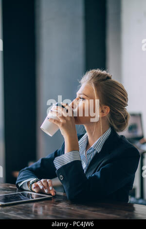 Vue latérale de l'employé de bureau élégant portrait de boire du thé au café à l'intérieur moderne Banque D'Images