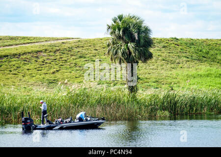 Floride,Lac Okeechobee,Herbert Hoover Dyke,bateau basse,pêche,lévee,contrôle des crues,conservation de l'eau,adultes homme hommes, les visiteurs Voyage travi Banque D'Images