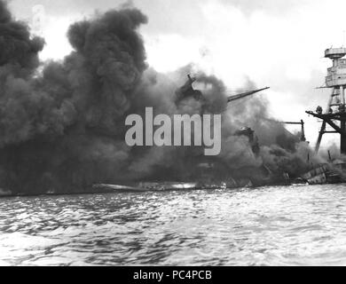 La gravure et les navires endommagés à Pearl Harbor le 7 décembre 1941. Banque D'Images