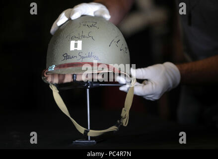 De 0001 SOUS EMBARGO MERCREDI 1 AOÛT UN Prop Store employé détient un casque porté par Tom Hanks dans Il faut sauver le soldat Ryan, signée par Tom Hanks et Steven Spielberg (estimation (&pound;10-15000), dans la Prop Store siège social près de Rickmansworth avant la vente aux enchères des souvenirs de divertissement le 20 septembre. Banque D'Images