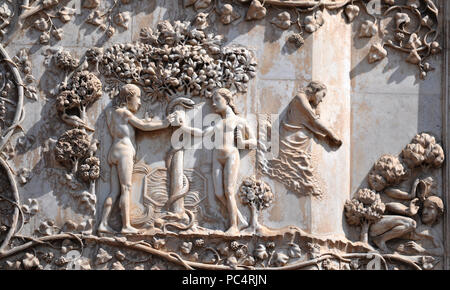 6283. Adam et Eve de manger le fruit défendu. Relief de la cathédrale d'Assomption dans Overto, Italie. Banque D'Images