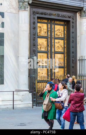 Les touristes à la Baptistère Saint-Jean à Florence, Italie Banque D'Images