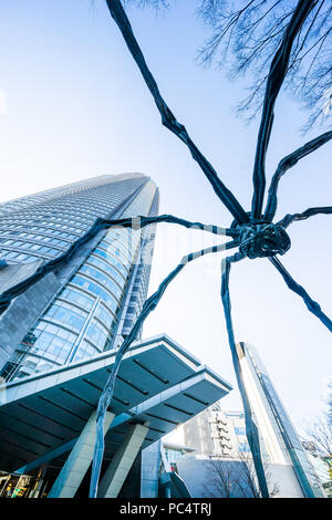 Tokyo, Japon - Dec 6, 2017 : jusqu'à la vue du bâtiment et Mori sculpture araignée maman de Louise Bourgeois à Roppongi Hill, Tokyo, Japon. Banque D'Images