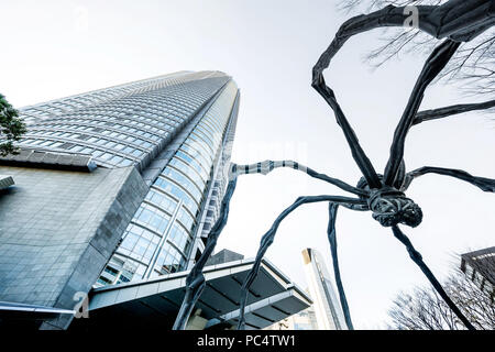 Tokyo, Japon - Dec 6, 2017 : jusqu'à la vue du bâtiment et Mori sculpture araignée maman de Louise Bourgeois à Roppongi Hill, Tokyo, Japon. Banque D'Images