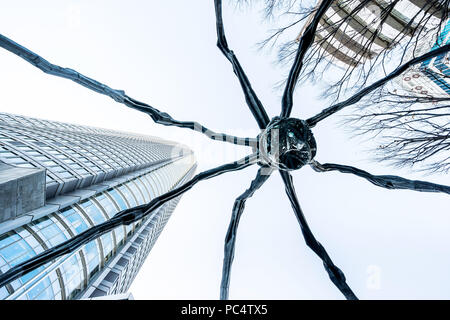 Tokyo, Japon - Dec 6, 2017 : jusqu'à la vue du bâtiment et Mori sculpture araignée maman de Louise Bourgeois à Roppongi Hill, Tokyo, Japon. Banque D'Images