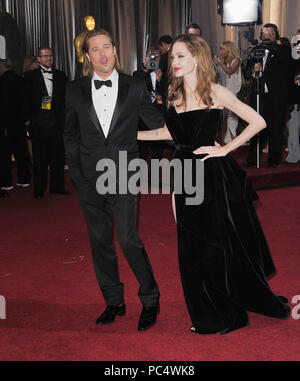 Brad Pitt, Angelina Jolie  170 arrivant à l'Oscar - 84e Academy Awards au Hollywood and Highland Theatre de Los Angeles.Brad Pitt, Angelina Jolie  170 ------------- Red Carpet Event, Vertical, USA, Cinéma, Célébrités, photographie, Bestof, Arts, Culture et divertissement, Célébrités Topix fashion / Vertical, Best of, événement dans la vie d'Hollywood, Californie - Tapis rouge et en backstage, USA, Cinéma, Célébrités, cinéma, télévision, Célébrités célébrités musique, photographie, Arts et culture, Bestof, divertissement, Topix, verticale de la famille de l'année 2012, inqu Banque D'Images