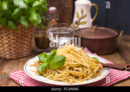 Les pâtes italiennes au pesto et de basilic frais. Un délicieux dîner fait maison. Photo dans un style rustique. Copy space Banque D'Images