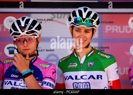 Marta Cavalli d'Italie avant de rouler pour Valcar PBM à la course cycliste féminine Prudential RideLondon Classique, Londres, Royaume-Uni. Maillot national Banque D'Images