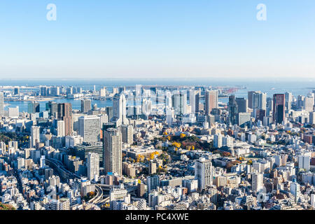 Concept d'affaires de l'Asie de l'immobilier et de la construction - Vue panoramique sur les toits de la ville moderne vue aérienne de l'œil de l'oiseau d'Odaiba Tokyo Metropolitan E Banque D'Images