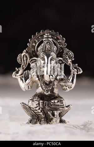 Votive en argent figure de dieu éléphant Ganesha du panthéon hindou. Banque D'Images