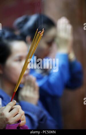Temple taoïste. La pagode de l'empereur Jade (Chua Phuoc Hai). Les fidèles bouddhistes. La combustion d'encens. Ho Chi Minh ville. Le Vietnam. Dans le monde d'utilisation | Banque D'Images