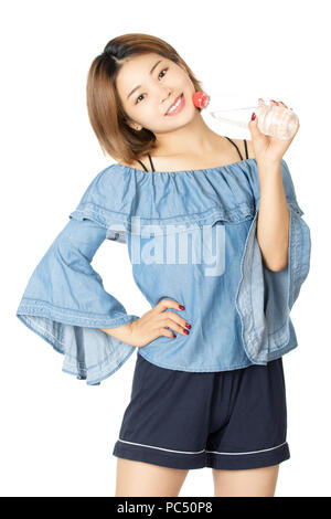 Portrait of happy Chinese woman holding water bottle isolé sur fond blanc Banque D'Images