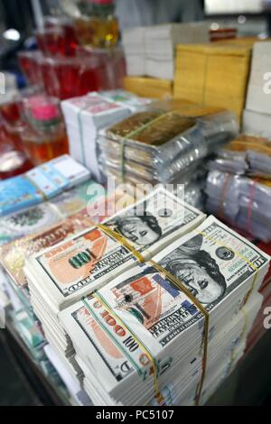 Une boutique qui vend des offres pour les temples bouddhistes. L'enfer les billets de banque et d'autres formes de joss papier. Ho Chi Minh Ville. Le Vietnam. Dans le monde d'utilisation | Banque D'Images