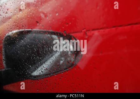 En période de mousson. close-up des gouttes sur la fenêtre de verre en voiture. Gouttes d'eau de pluie sur le pare-brise de voiture. Ho Chi Minh Ville. Le Vietnam. Dans le monde d'utilisation | Banque D'Images