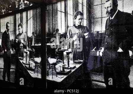 Ho Chi Minh museum. Pierre et Marie Curie, physicien et chimiste, qui a effectué des recherches sur la radioactivité. Hanoi. Le Vietnam. Dans le monde d'utilisation | Banque D'Images