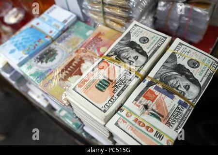 Une boutique qui vend des offres pour les temples bouddhistes. L'enfer les billets de banque et d'autres formes de joss papier. Ho Chi Minh Ville. Le Vietnam. Dans le monde d'utilisation | Banque D'Images