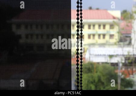 Avis de stores sur la fenêtre. Fermer-uo. Phu Quoc. Le Vietnam. Dans le monde d'utilisation | Banque D'Images