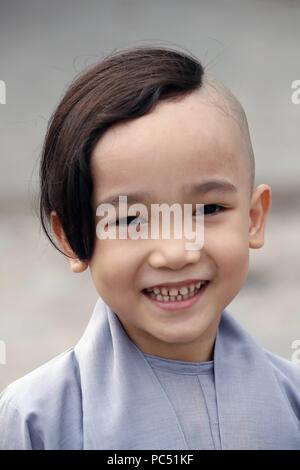 Minh Dang Quang temple bouddhiste. Souriante jeune moine. Ho Chi Minh Ville. Le Vietnam. Dans le monde d'utilisation | Banque D'Images