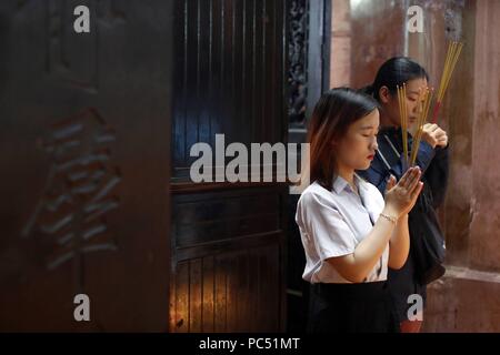 Temple taoïste. La pagode de l'empereur Jade (Chua Phuoc Hai). Les fidèles bouddhistes. La combustion d'encens. Ho Chi Minh ville. Le Vietnam. Dans le monde d'utilisation | Banque D'Images