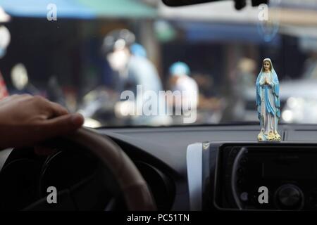 Vierge Marie, figurine dans une voiture. Ho Chi Minh Ville. Le Vietnam. Dans le monde d'utilisation | Banque D'Images