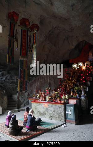 Grotte Tam Thanh. Thien Thanh pagode taoïste. Le taoïsme fidèles. Lang Son. Le Vietnam. Dans le monde d'utilisation | Banque D'Images