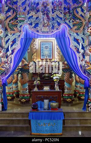 Temple Cao Dai. Autel principal. Phu Quoc. Le Vietnam. Dans le monde d'utilisation | Banque D'Images