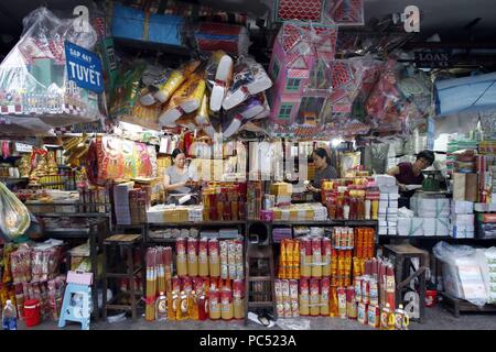 Une boutique qui vend des offres pour les temples bouddhistes. Ho Chi Minh Ville. Le Vietnam. Dans le monde d'utilisation | Banque D'Images