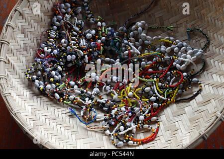 Ba Na (Bahnar) groupe ethnique. Détail de beadworks pour la vente. Kon Tum. Le Vietnam. Dans le monde d'utilisation | Banque D'Images