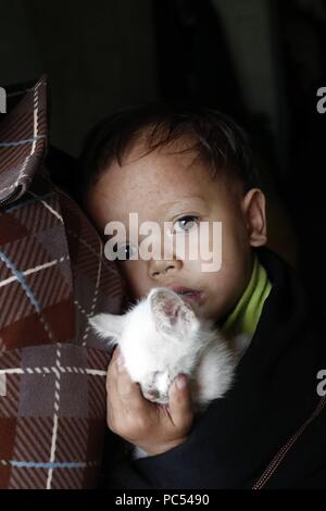 Mère et son jeune garçon atteint de la maladie de coeur. Kon Tum. Le Vietnam. Dans le monde d'utilisation | Banque D'Images