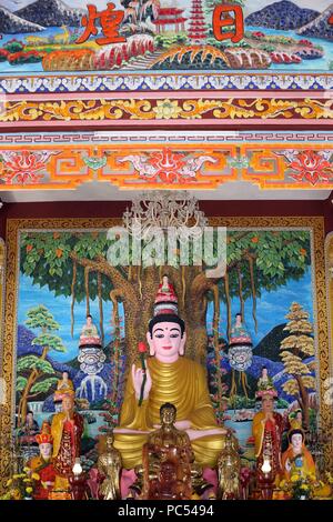 Buu Dai Chua pagode bouddhiste fils. Statue du Bouddha Sakyamuni sur l'autel principal. Danang. Le Vietnam. Dans le monde d'utilisation | Banque D'Images