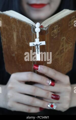 Femme lisant une bible. Ho Chi Minh Ville. Le Vietnam. Dans le monde d'utilisation | Banque D'Images
