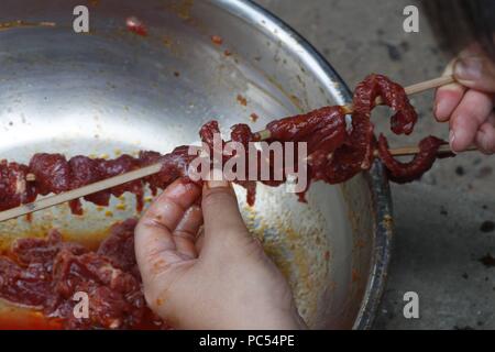 Brochettes de boeuf Woman pour BBG. Close-up. Kon Tum. Le Vietnam. Dans le monde d'utilisation | Banque D'Images