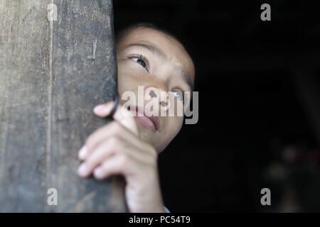 Ba Na (Bahnar) groupe ethnique. Jeune garçon. Portrait. Kon Tum. Le Vietnam. Dans le monde d'utilisation | Banque D'Images