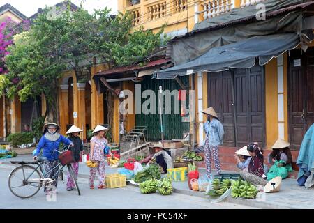 Les travailleurs sur le marché de la vente de fruits. Hoi An. Le Vietnam. Dans le monde d'utilisation | Banque D'Images