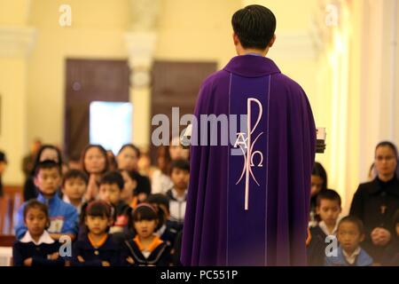 La cathédrale de Dalat. Messe catholique. Liturgie de la parole. Homélie. Prêtre. Dalat. Le Vietnam. Dans le monde d'utilisation | Banque D'Images