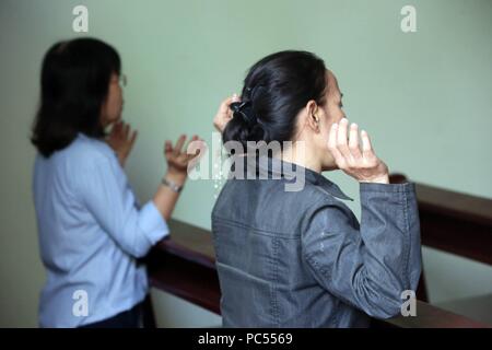 L'église de saint Philippe ( Huyen Sy Church ). Les femmes asiatiques en train de prier. Ho Chi Minh Ville. Le Vietnam. Dans le monde d'utilisation | Banque D'Images