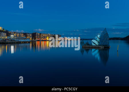 Nuit à l'extérieur de la ville et la structure en verre art au milieu de la baie, situé à Oslo, Norvège Banque D'Images